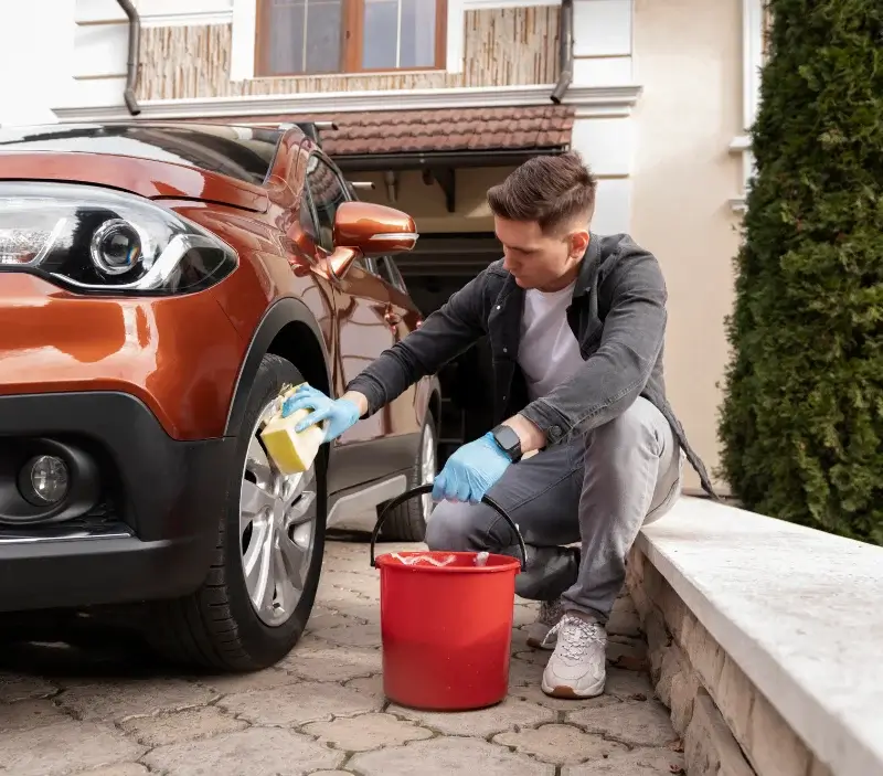 Lavage auto à domicile Castels et Bézenac : professionnel intervenant sur un véhicule
